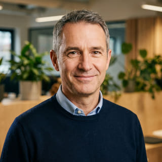 Nyereszlat vezérigazgatója, James Mitchell