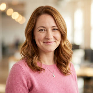 Emily Watson, a Nyereszlat platform ügyfélszolgálatának vezetője